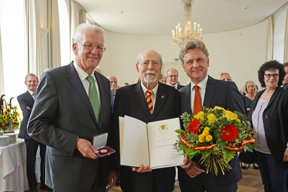 v.l.n.r.: Ministerpräsident Winfried Kretschmann, Professor Robert Mürb und Karlsruhes Oberbürgermeister Frank Mentrup (Foto: Peter Bastian)