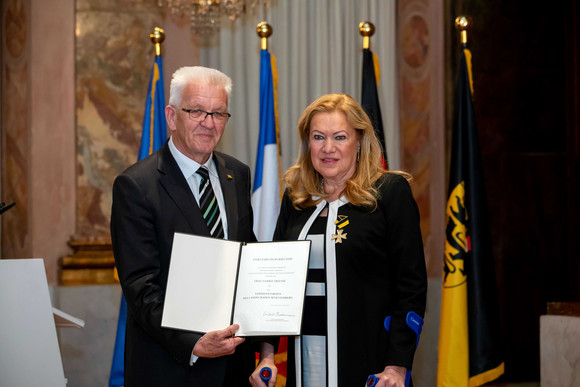 Ministerpräsident Winfried Kretschmann (l.) und Ulrike Freund (r.) 