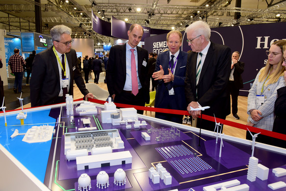 Ministerpräsident Winfried Kretschmann (2.v.r.) am Stand von Siemens Energy