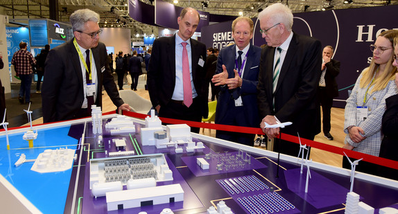 Ministerpräsident Winfried Kretschmann (2.v.r.) am Stand von Siemens Energy