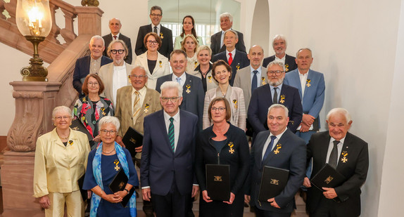 Gruppenbild mit Ministerpräsident Winfried Kretschmann (vorne, 3. von links) und den Ordensprätendentinnen und Ordensprätendenten