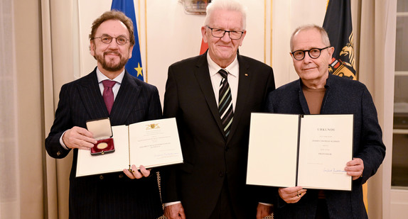 Ministerpräsident Winfried Kretschmann (Mitte) mit Prof. Dr. Dr. h.c. Heribert Prantl (links) und Thomas Schmid (rechts)