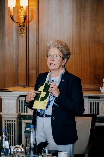 Staatsrätin Barbara Bosch zeigt eine Publikation.