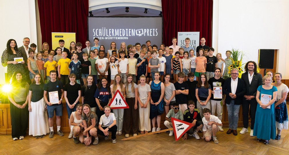 Gruppenbild der Preisträger des Schülermedienpreises 2026