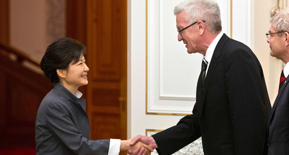 Die Präsidentin der Republik Südkorea, Park Geun-hye (l.), empfängt Bundesratspräsident und Ministerpräsident Winfried Kretschmann im Sitz der Präsidentin im "Blue House" in Seoul (Südkorea).