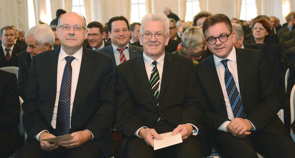 v.l.n.r.: Ferdinand Kirchhof, Vizepräsident des Bundesverfassungsgerichts, Ministerpräsident Winfried Kretschmann und Landtagspräsident Guido Wolf (Foto: dpa)