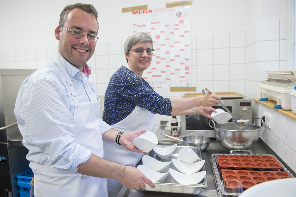 Minister Peter Friedrich (l.) und Ministerin Silke Krebs (r.) beim Kochen im Clay Haus