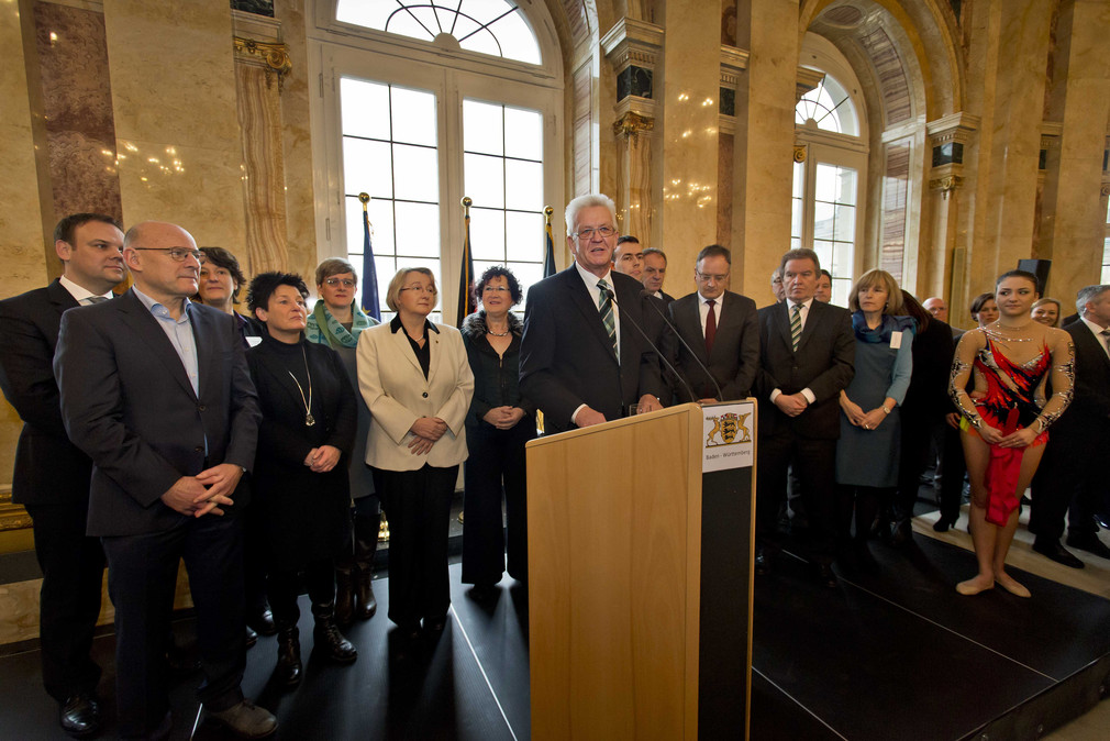 Ministerpräsident Winfried Kretschmann (M.) mit Mitgliedern der Landesregierung