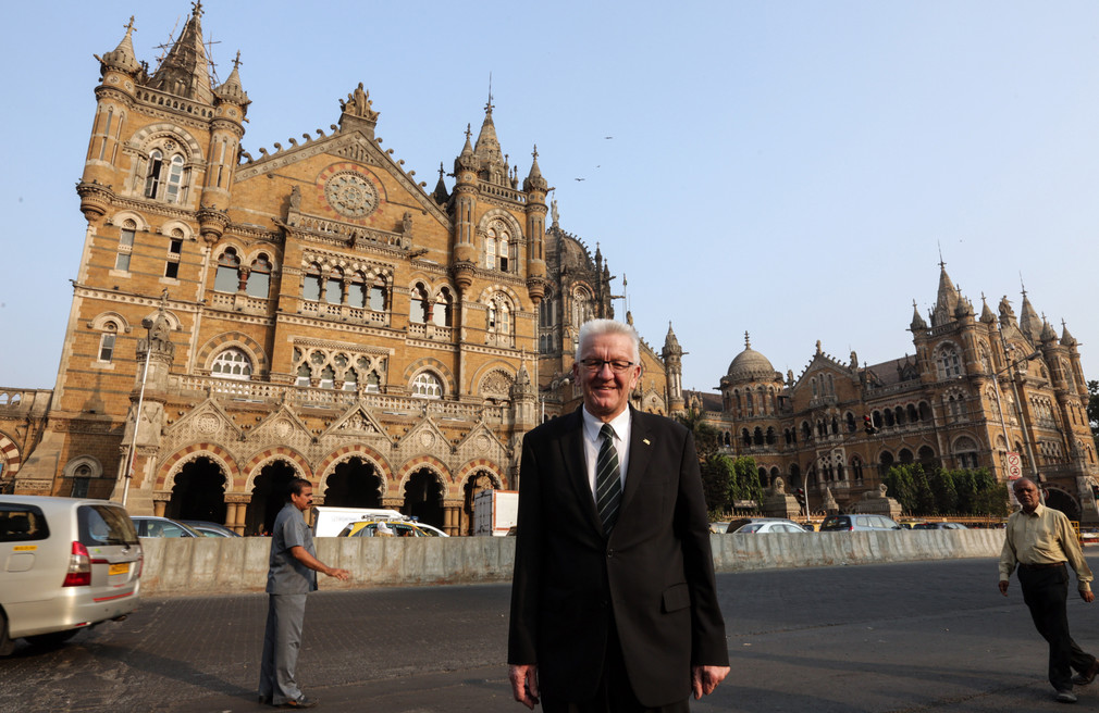 Ministerpräsident Winfried Kretschmann vor der CST (Chhatrapati Shivaji Terminus) Railway Station in Mumbai