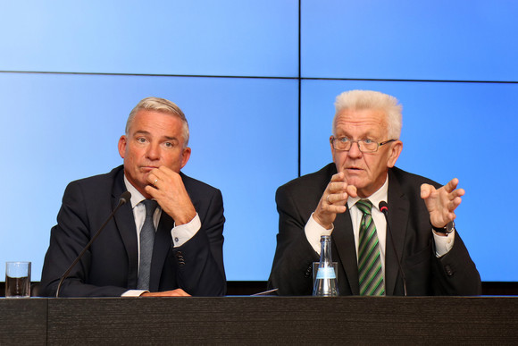 Pressekonferenz Landesregierung initiiert „Cyberwehr Baden-Württemberg“ Ministerpräsident Winfried Kretschmann (r.) und der Minister für Inneres, Digitalisierung und Migration, Thomas Strobl (l.)
