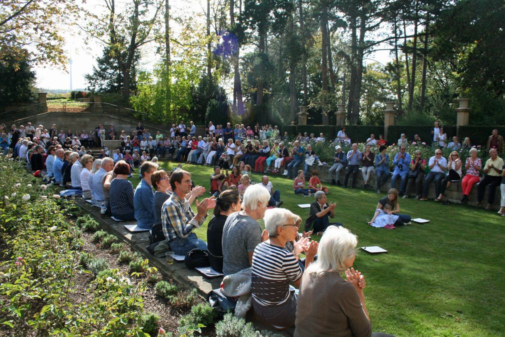 Besucherinnen und Besucher beim Jazzkonzert im Park der Villa Reitzenstein