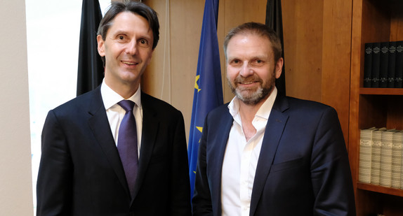 (L-R) Botschafter der Republik Österreich Dr. Peter Huber und Staatssekretär Volker Ratzmann, Bevollmächtigter des Landes Baden-Württemberg beim Bund