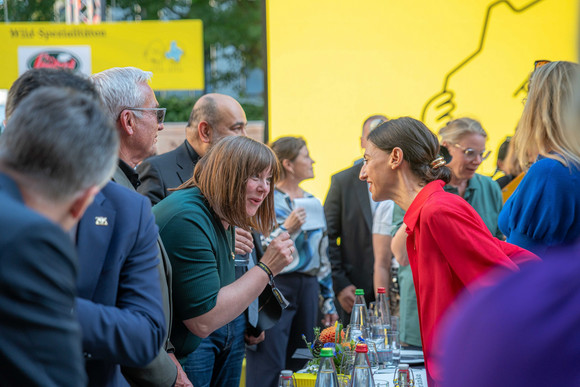 Katharina Fegebank (links), Zweite Bürgermeisterin von Hamburg im Gespräch mit Flavia Zaka