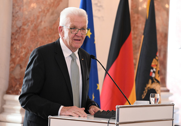 Auszeichnung Verdienstorden des Landes an 24 verdiente Persönlichkeiten Ministerpräsident Winfried Kretschmann bei seiner Ansprache