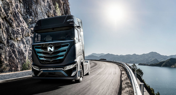 Die mit einer Wasserstoff-Brennstoffzelle betriebene Lkw Zugmaschine Nikola TRE.