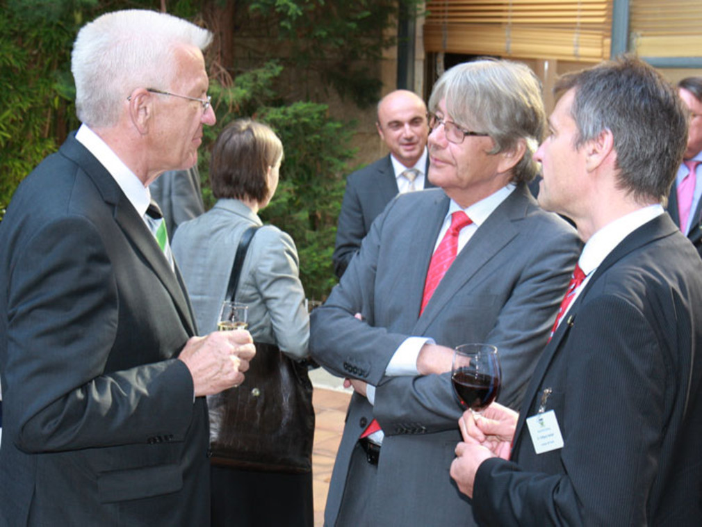 Ministerpräsident Winfried Kretschmann (l.) im Gespräch mit dem deutschen Botschafter in Spanien Reinhard Silberberg (M.).