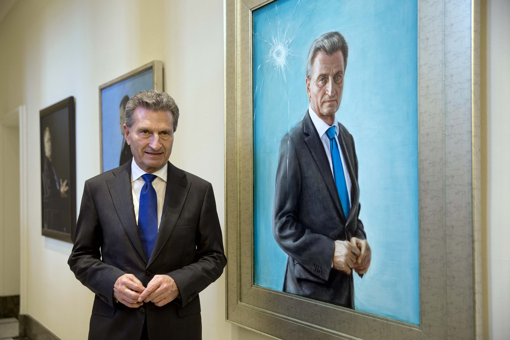 Der ehemalige Ministerpräsident Günther Oettinger steht neben seinem Porträt in der Porträtgalerie der Ministerpräsidenten Baden-Württembergs.
