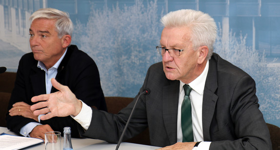 Ministerpräsident Winfried Kretschmann (r.) und Innenminister Thomas Strobl (l.)