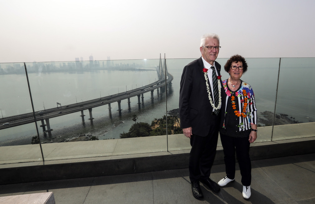 Ministerpräsident Winfried Kretschmann und seine Frau Gerlinde Kretschmann auf der Terrasse des Hotels Taj Lands End in Mumbai