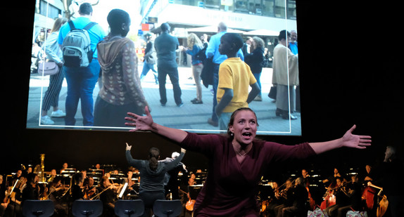 Die Opernsängerin Esther Dierker probt am im Opernhaus in Stuttgart zusammen mit dem Orchester für die Oper „Hänsel und Gretel“. (Foto: © dpa)