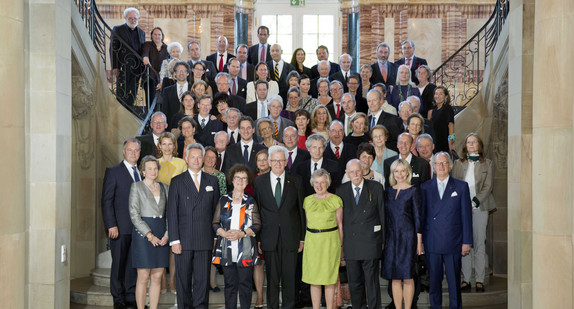 Gruppenfoto mit Ministerpräsident Winfried Kretschmann (M.) und den Gästen