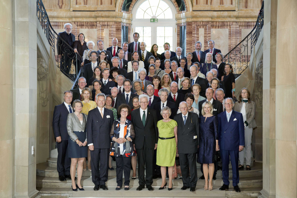 Gruppenfoto mit Ministerpräsident Winfried Kretschmann (M.) und den Gästen