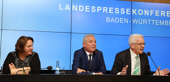 v.l.n.r.: Staatsministerin Theresa Schopper, Innenminister Thomas Strobl und Ministerpräsident Winfried Kretschmann (Bild: Staatsministerium Baden-Württemberg)