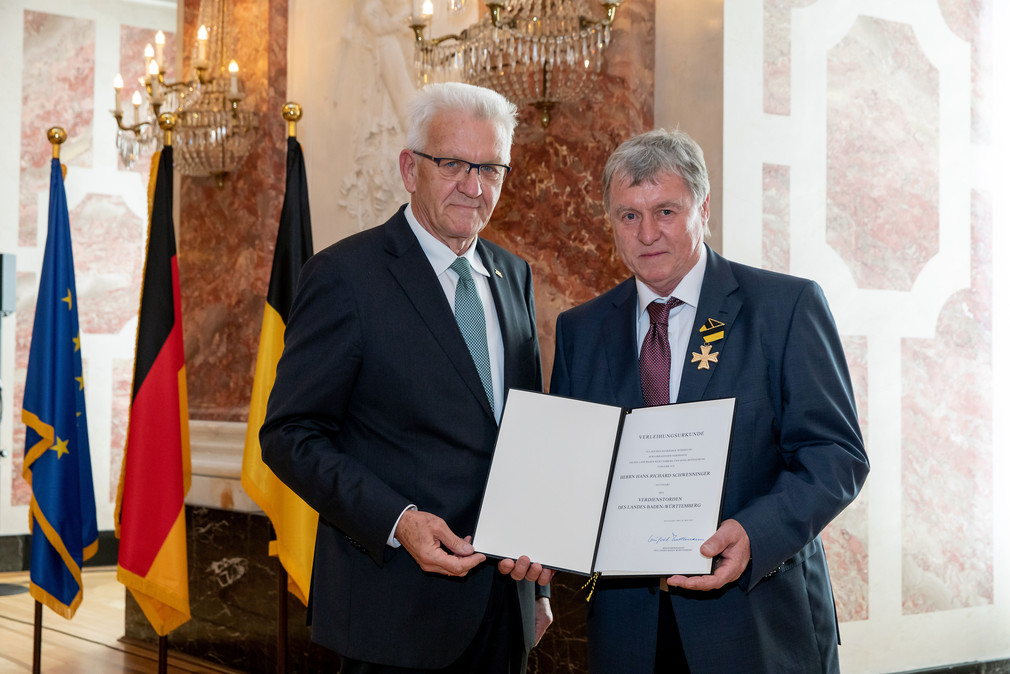 Ministerpräsident Winfried Kretschmann (l.) und Hans Richard Schwenninger (r.) (Bild: Staatsministerium Baden-Württemberg)