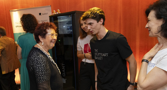 Politisches Sommerfest 60. Stallwächterparty: Aus Tradition in die Zukunft SWP 2025: Gerlinde Kretschmann besucht den Stand des Stuttgarter Balletts.