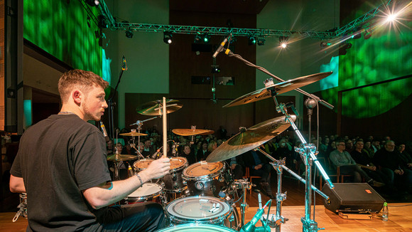 Voller Einsatz: Paul Albrecht an den Drums beim Jazzkonzert mit THE JACOB MANZ PROJECT am 31.01.23