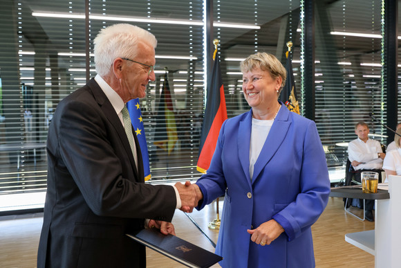 Ministerpräsident Winfried Kretschmann (links) und Dr. Cornelia Ruppert (rechts)