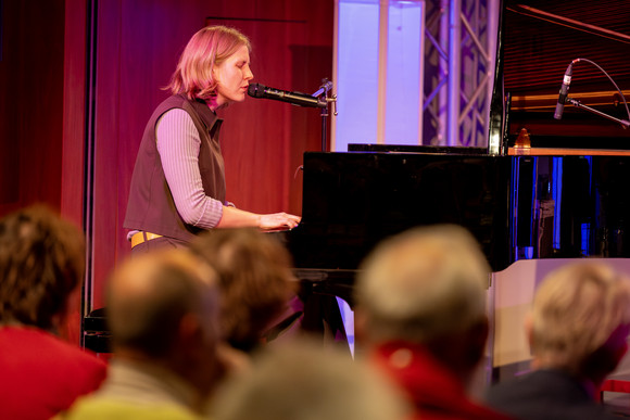 Tabea Kind singend solo am Flügel