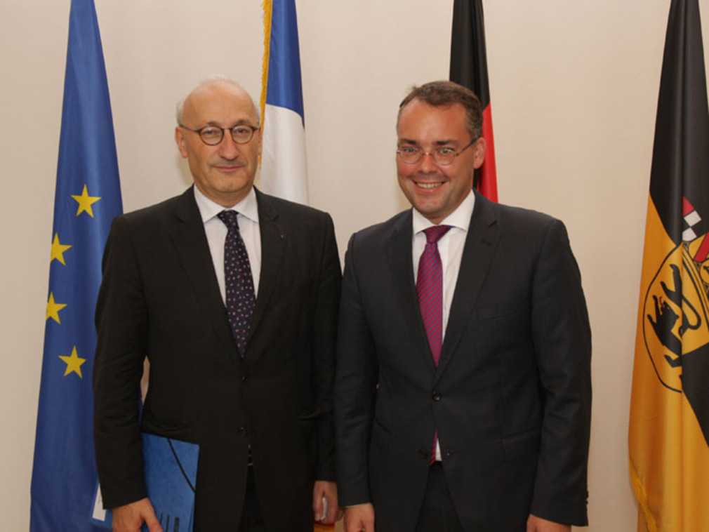Der französische Botschafter in Deutschland Philippe Etienne (l.) und Europaminister Peter Friedrich (r.).