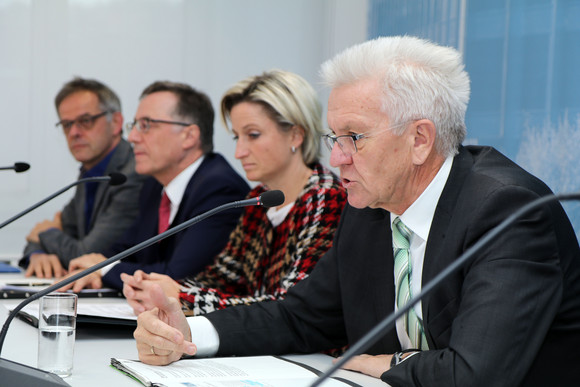 v.l.n.r.: Regierungssprecher Rudi Hoogvliet, der neue Technologiebeauftragte des Landes, Prof. Dr. Wilhelm Bauer, Wirtschaftsministerin Dr. Nicole Hoffmeister-Kraut und Ministerpräsident Winfried Kretschmann bei der Regierungspressekonferenz