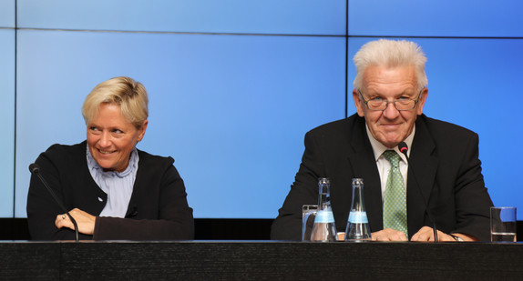 Ministerpräsident Winfried Kretschmann (r.) und Kultusministerin Susanne Eisenmann (l.)