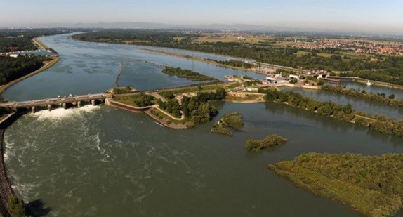 Die Rheinbrücke zwischen Gambsheim und Rheinau an der deutsch-französischen Grenze (Foto: © EDF – AIRDIASOL)