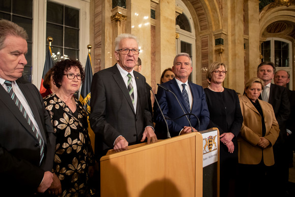 Ministerpräsident Winfried Kretschmann (3.v.l.) bei seiner Ansprache (Bild: Staatsministerium Baden-Württemberg)