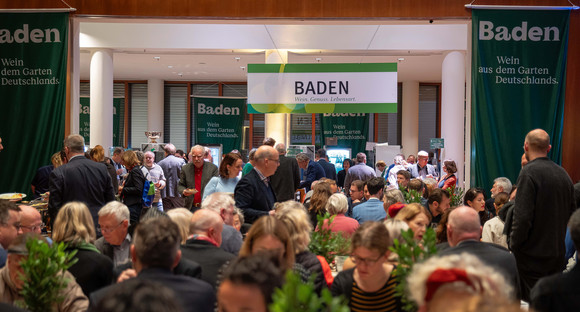 Hocketse im Großen Saal der Landesvertretung, Blick Richtung Saal Württemberg