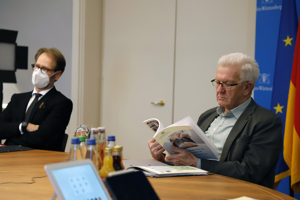 Ministerpräsident Winfried Kretschmann (r.) und der Koordinator für Bürokratieabbau, Dr. Florian Stegmann (l.)