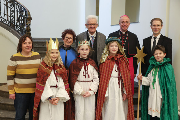 Ministerpräsident Winfried Kretschmann und seine Ehefrau Gerlinde, Staatsminister Dr. Florian Stegmann und Weihbischof Dr. Peter Birkhofer mit der Sternsingergruppe der Seelsorgeeinheit Aglasterhausen-Neunkirchen