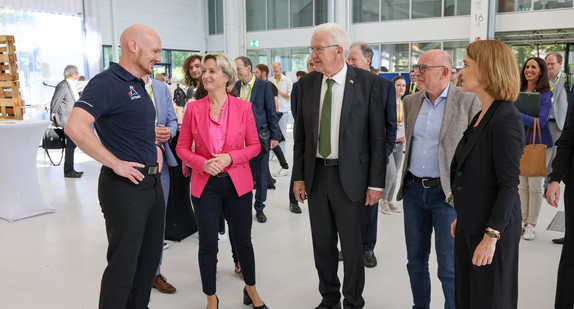 von links nach rechts: ESA-Astronaut Dr. Alexander Gerst, Wirtschaftsministerin Dr. Nicole Hoffmeister-Kraut, Ministerpräsident Winfried Kretschmann, Verkehrsminister Winfried Hermann und Wissenschaftsministerin Petra Olschowski.