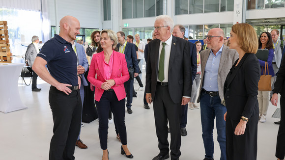 Innovationsoffensive Auftakt der Luft- und Raumfahrtstrategie des Landes von links nach rechts: ESA-Astronaut Dr. Alexander Gerst, Wirtschaftsministerin Dr. Nicole Hoffmeister-Kraut, Ministerpräsident Winfried Kretschmann, Verkehrsminister Winfried Hermann und Wissenschaftsministerin Petra Olschowski.