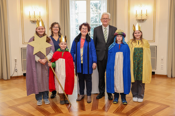 Ministerpräsident Winfried Kretschmann und seine Ehefrau Gerlinde mit der Sternsingergruppe von St. Peter und Paul Leinfelden, Diözese Rottenburg-Stuttgart.