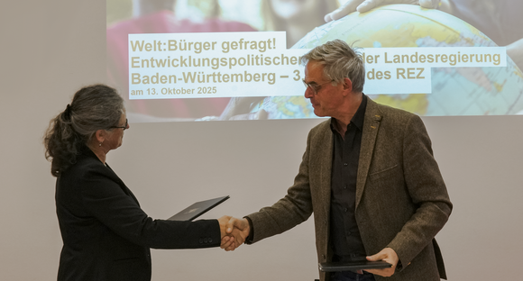 Entwicklungspolitik Hoogvliet unterzeichnet Memorandum of Understanding mit finep Petra Schmettow, Vorständin von finep und Rudi Hoogvliet, Staatssekretär für Medienpolitik und Bevollmächtigter des Landes Baden-Württemberg beim Bund schütteln sich die Hände nach der Unterzeichnung