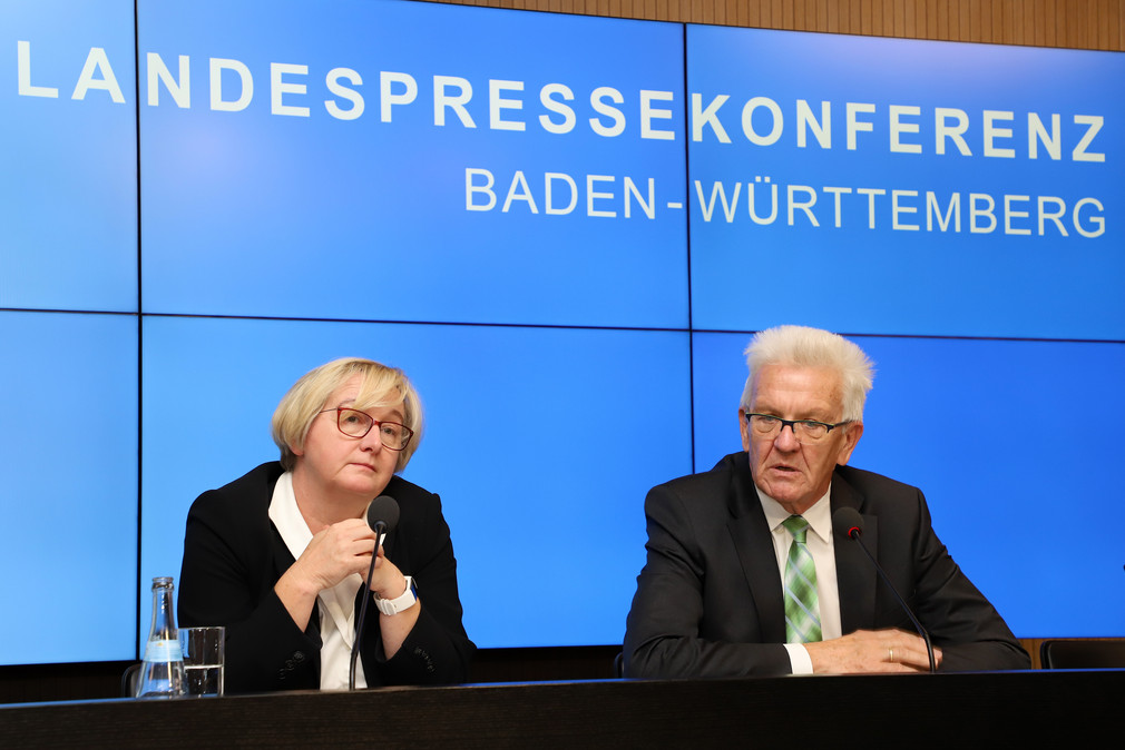 Ministerpräsident Winfried Kretschmann (r.) und Wissenschaftsministerin Theresia Bauer (l.) (Bild: Staatsministerium Baden-Württemberg)