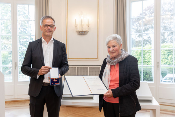 Staatssekretär Rudi Hoogvliet (l.) und Helga Linsler (r.) 