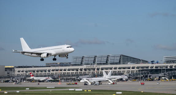 Ein Flugzeug landet auf dem Flughafen Stuttgart. 
