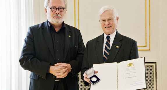 Staatssekretär Klaus-Peter Murawski (l.) und Dr. Stephen Cochrane (r.)
