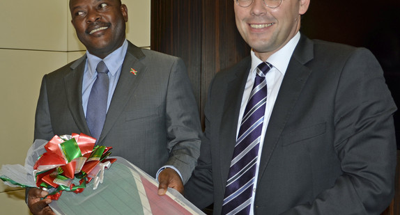 Minister Peter Friedrich (r.) traf den burundischen Staatspräsidenten Pierre Nkurunziza (l.) in Berlin.