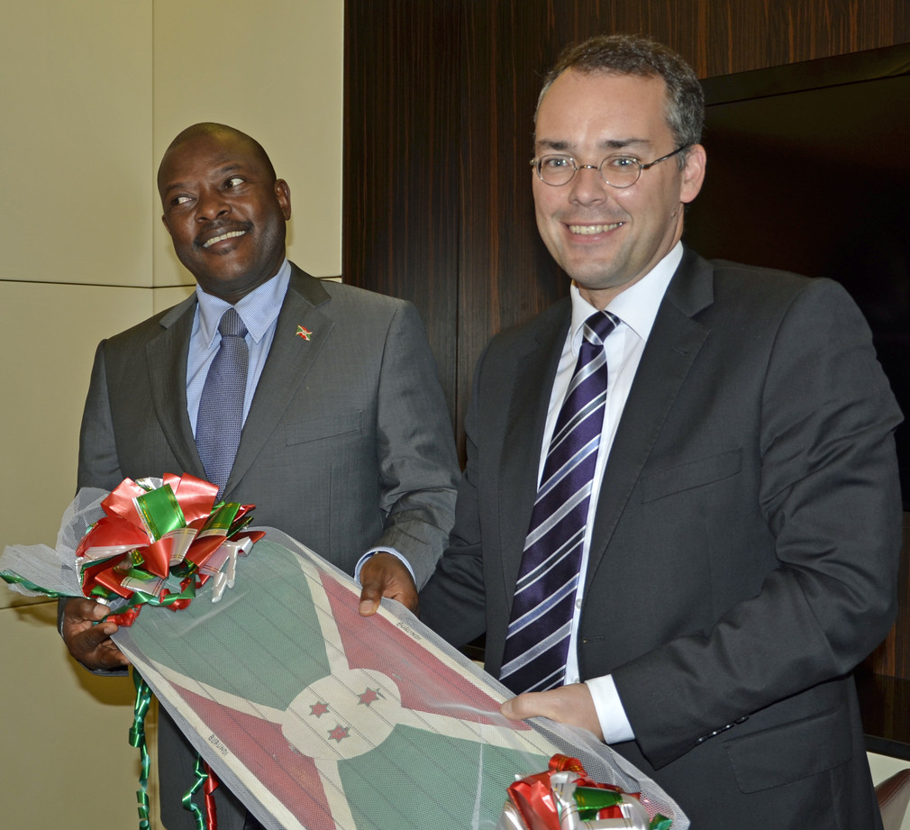 Minister Peter Friedrich (r.) traf den burundischen Staatspräsidenten Pierre Nkurunziza (l.) in Berlin.